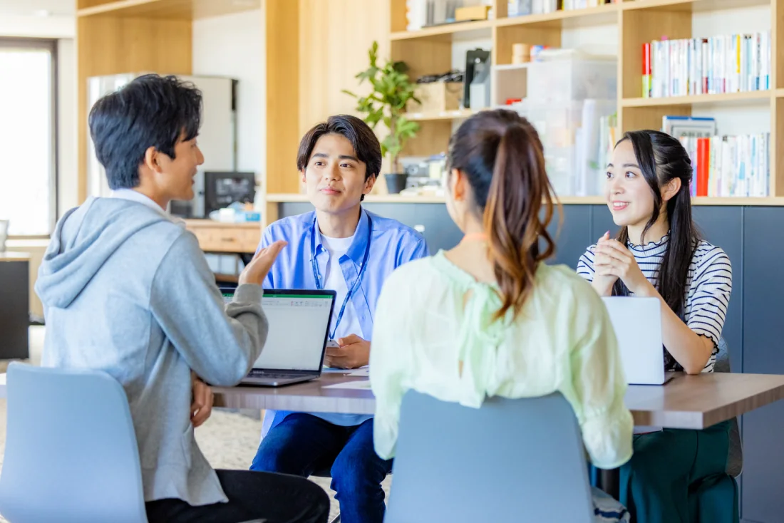 関係者がテーブルを囲んで打ち合わせをしている様子（実証・イベントの検討イメージ）
