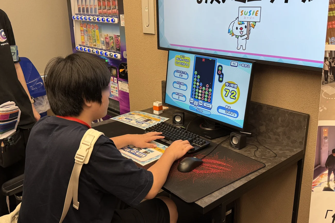 モニターに映ったぷよぷよトレーナーの画面を見ながら、キーボードとマウスで操作する参加者
